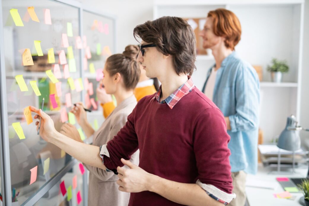 Führungskräftetrainings mit Wirkung und Nutzen für die Praxis – aktuelle Präsenz- und Online-Kurse